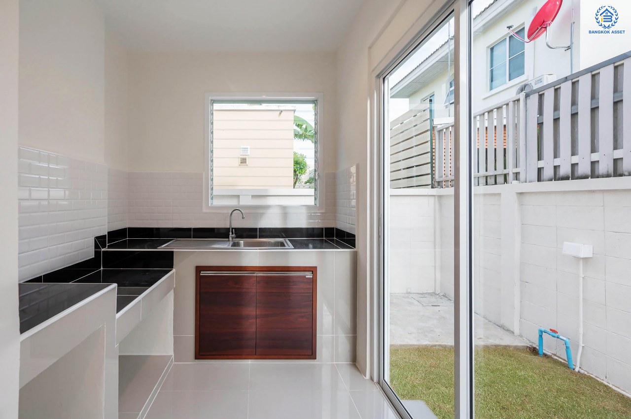 บ้านมือสองตกแต่งใหม่ คุณภาพระดับ L&H โครงการ ชลลดา วัดลาดปลาดุก บนเนื้อที่ 53.2 ตร.ว. ฟังก์ชัน 3 ห้องนอน 2 ห้องน้ำ 1 ที่จอดรถ บนทำเลศักยภาพ เชื่อมต่อหลายเส้นทาง ใกล้รถไฟฟ้าสายสีม่วง "สถานีคลองบางไผ่" และเซ็นทรัล เวสต์เกต